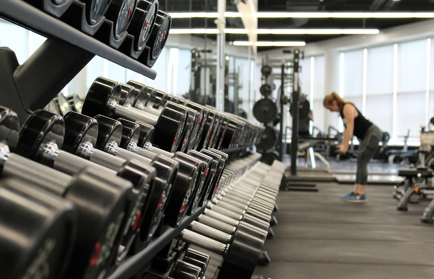 Interiér fitness centra s cvičebními stroji